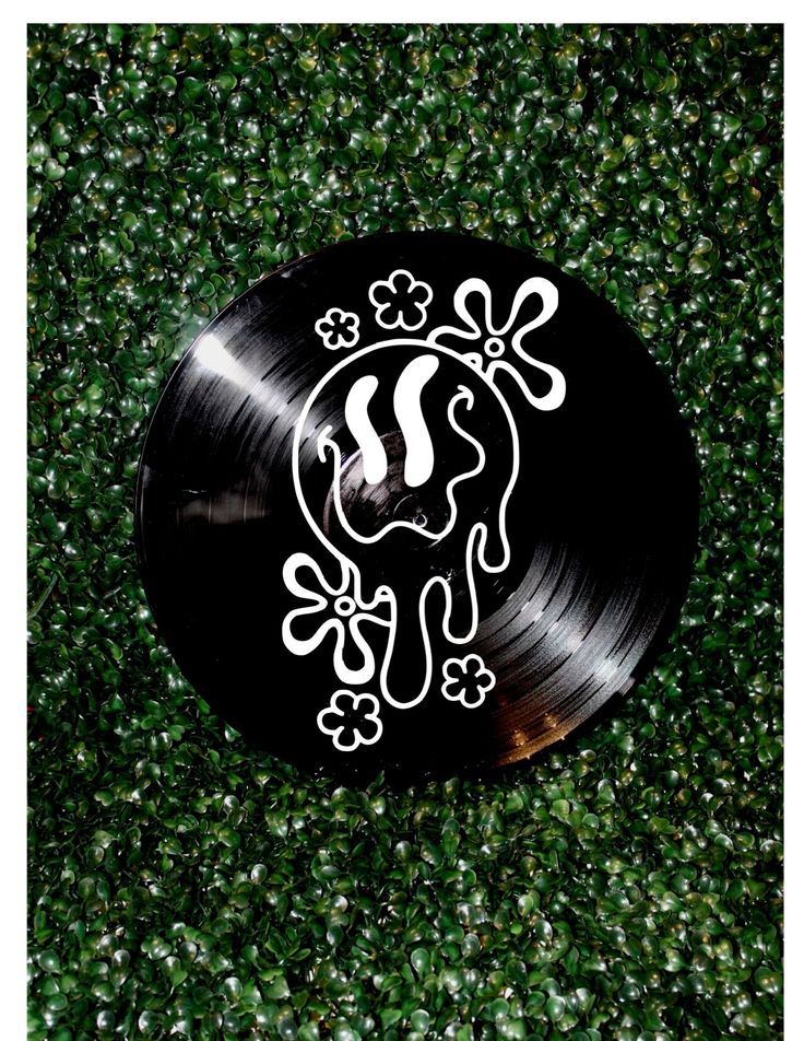 Drippy Smiley Face Trendy Decor_Wall Decor_Girl Dorm Decor_Wall Decor_Vinyl Record Wall Decor_Vintage Record_Retro Room Decor.jpeg